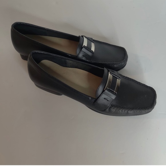 Women's Hush Puppies Bal Harbour
Black Leather Loafers Silver Buckle
Size 8 - Picture 5 of 7